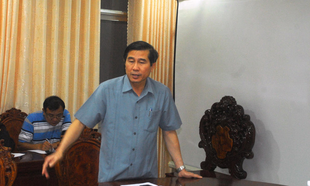 Đồng chí Lê Văn Hưởng phát biểu tại cuộc họp nhanh.