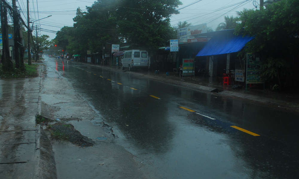 Đường phố bắt đầu vắng bóng người.