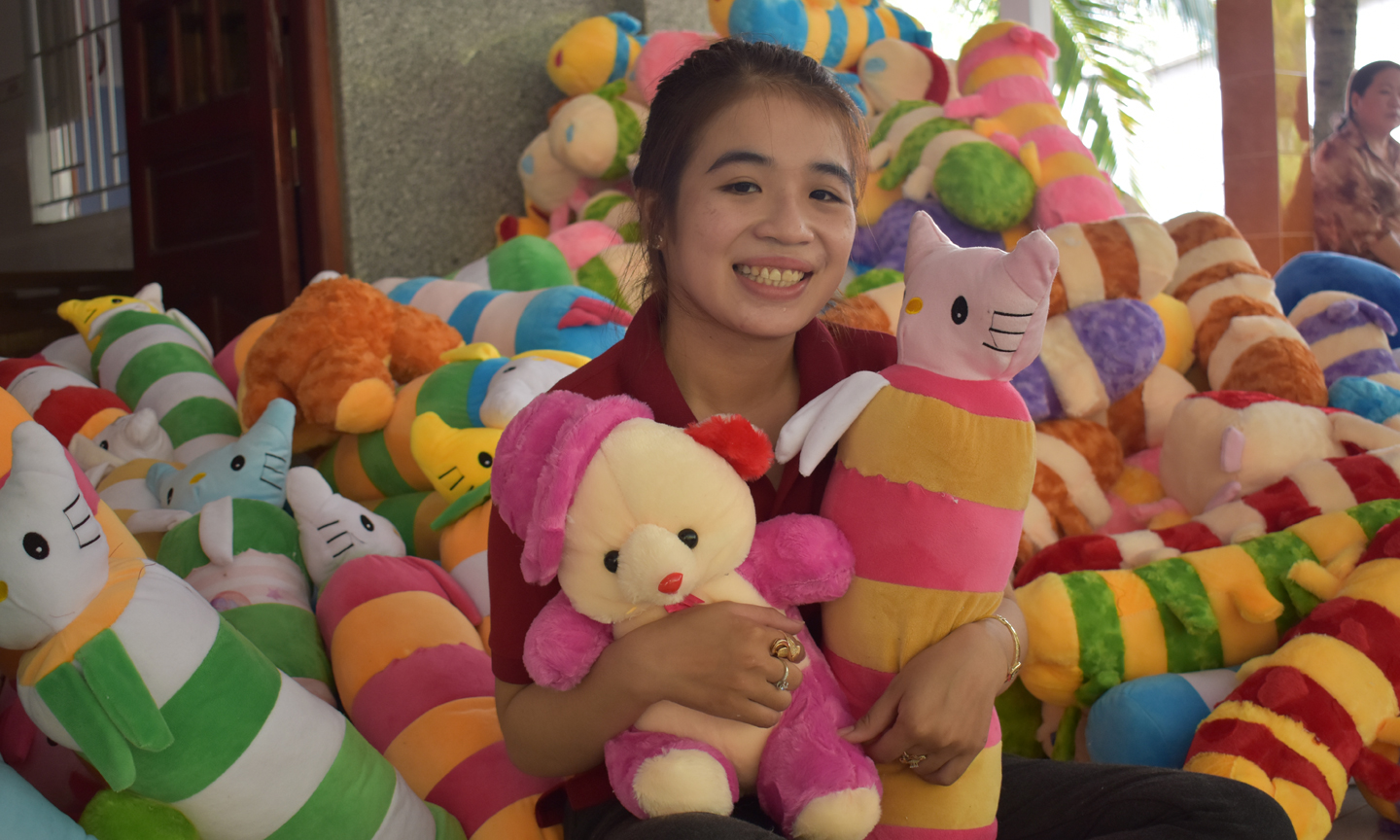 Chị Thảo khởi nghiệp thành công với cơ sở sản xuất thú nhồi bông.