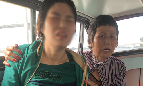 Người phụ nữ được cứu vớt lên ca nô.