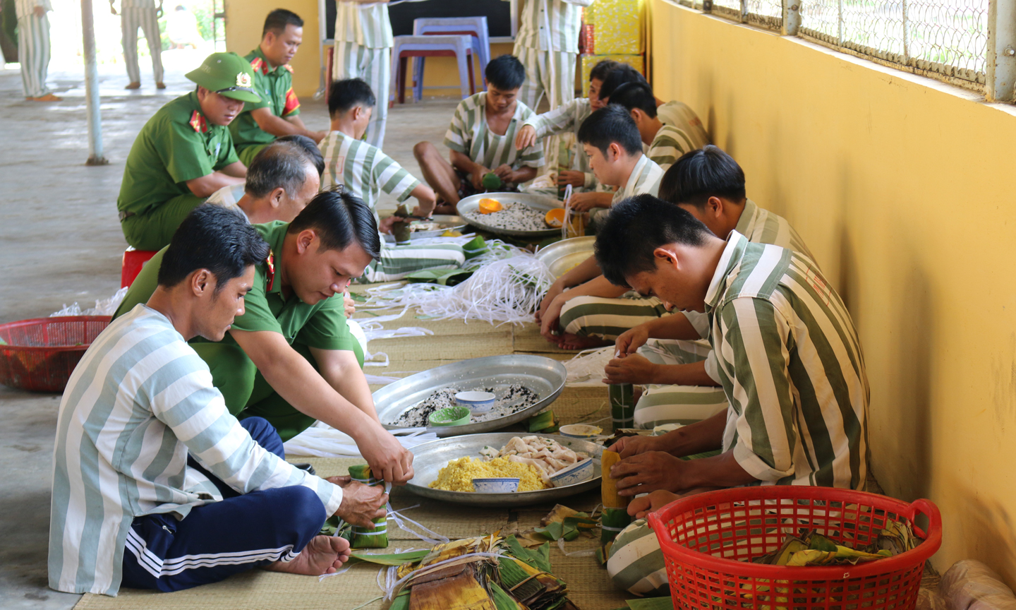 Vào dịp lễ, tết, Trại thường tổ chức cho phạm nhân gói bánh, thi đấu thể thao…, tạo không khí vui tươi, thi đua sôi nổi trong phạm nhân.