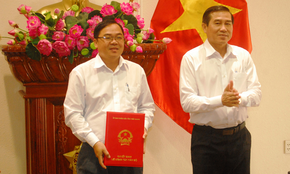 Đồng chí Lê Văn Hưởng trao quyết định bổ nhiệm cho đồng chí Nguyễn Hoàng Thanh.