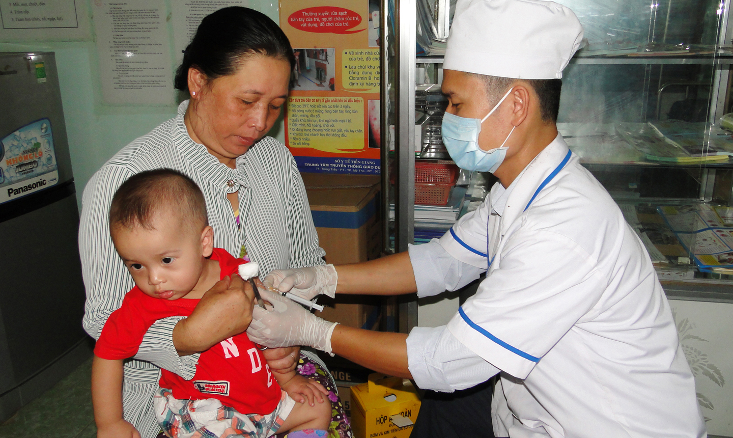 Phụ huynh cần đưa con em đi tiêm chủng để bảo vệ trẻ không mắc phải những bệnh truyền nhiễm nguy hiểm.