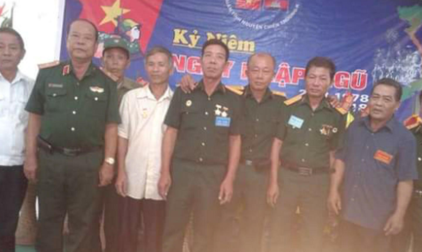 Anh Nguyễn Bá Tùng (đứng thứ 3 từ bên phải qua) họp mặt đồng đội Trung đoàn 10, Sư 339.