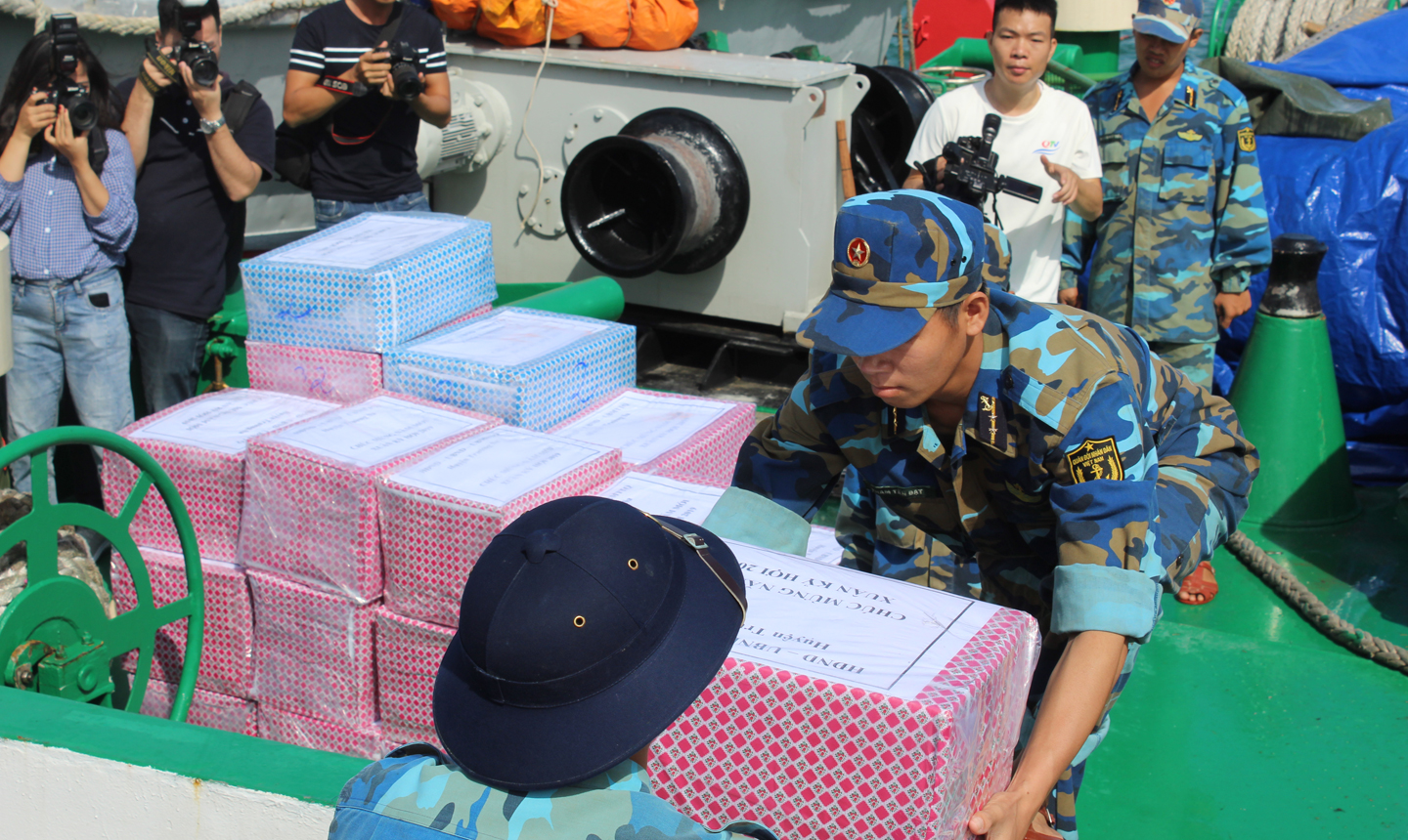 Vận chuyển hàng hóa xuống tàu ra Trường Sa.