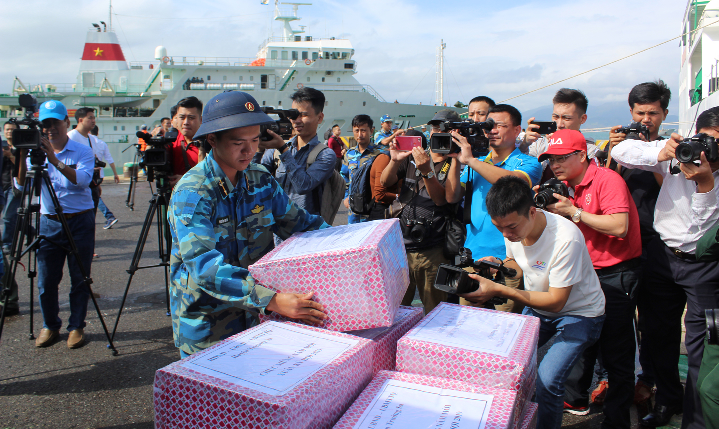  Vận chuyển hàng hóa xuống tàu ra Trường Sa. 	                 														Ảnh: QUỐC TUẤN