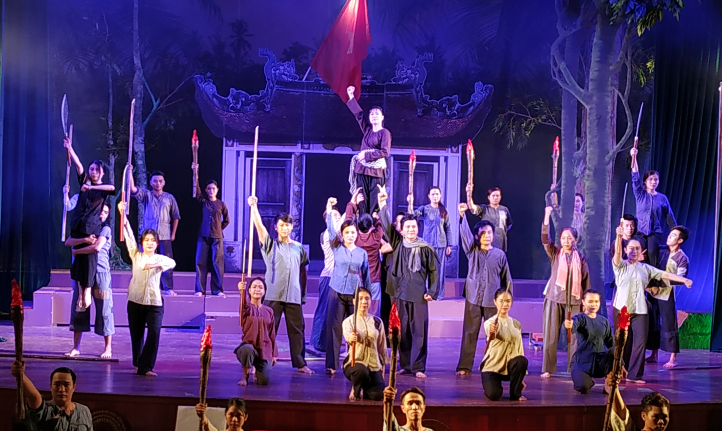 Năm 2018, Đoàn dàn dựng nhiều chập tấu hài, cải lương, kịch phục vụ nhu cầu giải trí của nhân dân.                     	      							Ảnh: THANH HẢI