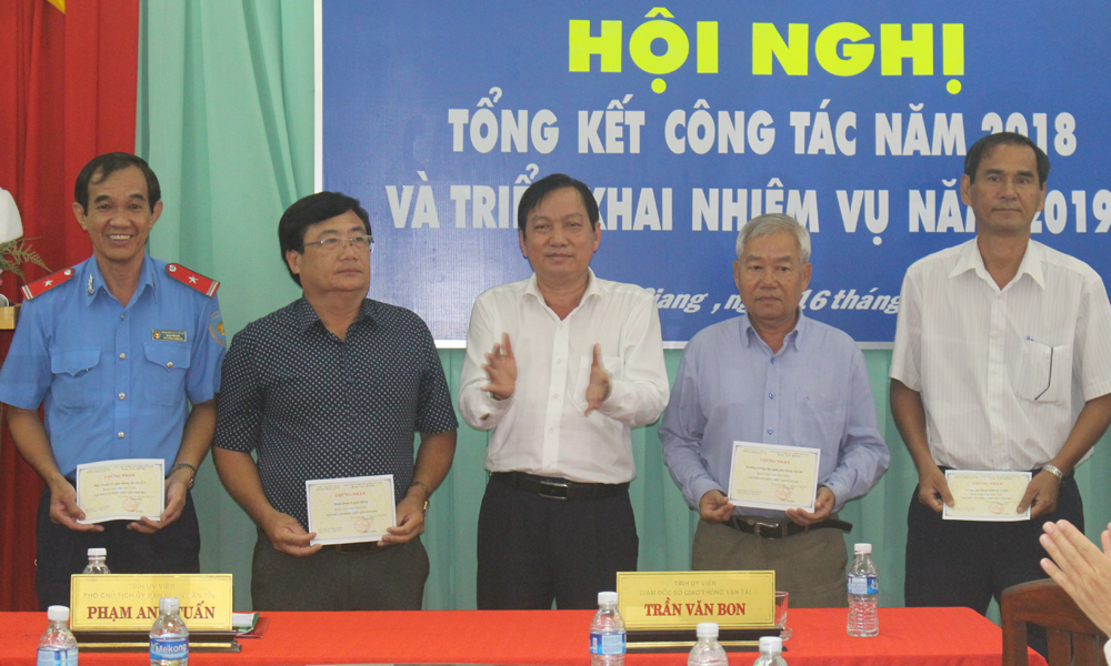 Trao các danh hiệu thi đua năm 2018.