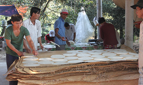 Sau khi cán bánh, bánh phồng sẽ được trải trên miếng đệm phơi nắng