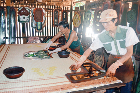Những người thợ thực hiện công đoạn in hình trên chiếu.