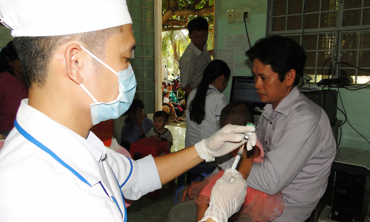 Phụ huynh cần theo dõi sát sức khỏe của trẻ sau tiêm chủng để phát hiện sớm những bất thường.