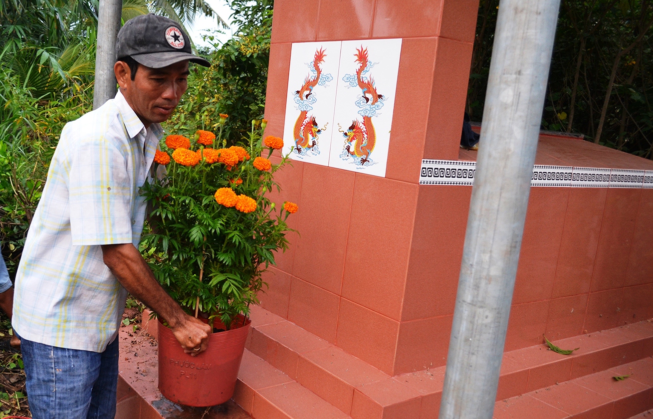 Con cháu chuẩn bị trang trí mộ phần ông bà chuẩn bị đón tết cổ truyền dân tộc