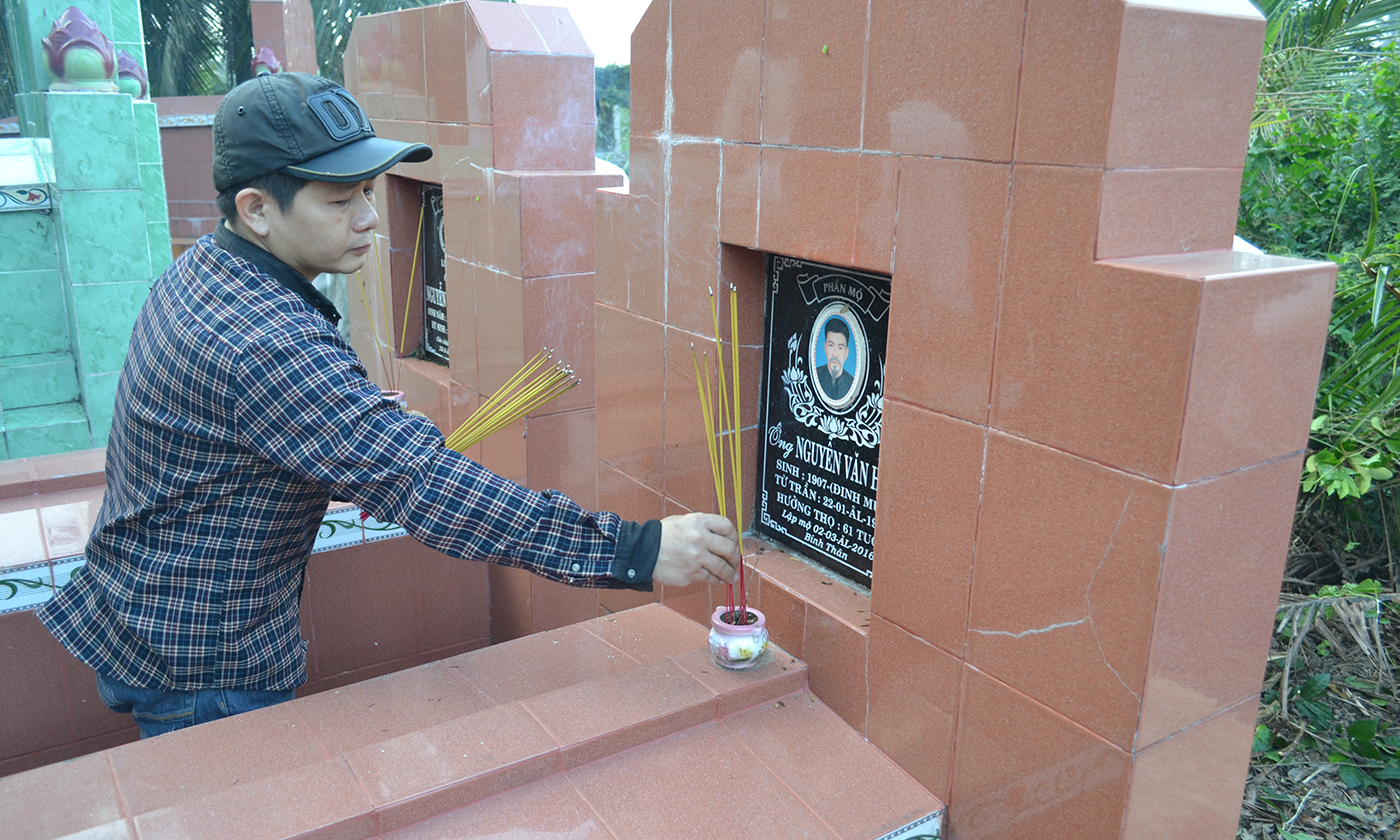 Từ già đến trẻ sau khi chặt cỏ, làm vệ sinh sạch sẽ đều thắp hương tưởng nhớ người đã khuất