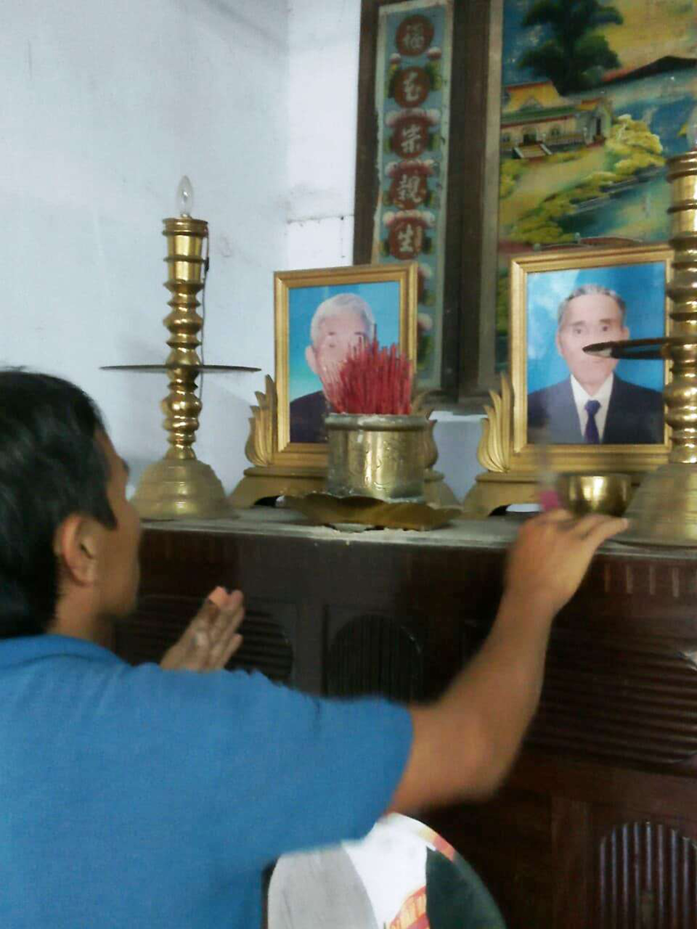 Con cháu tưởng nhớ ông bà tổ tiên trong ngày tảo mộ