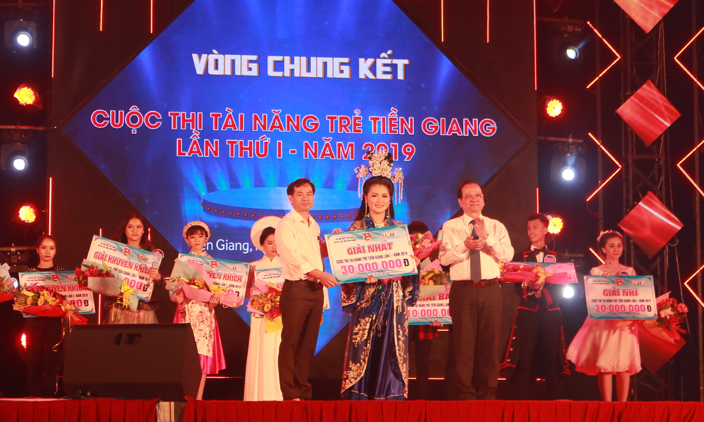 Đồng chí Trần Thanh Đức trao giải Nhất cho thí sinh Nguyễn Thị Mỹ Duyên.