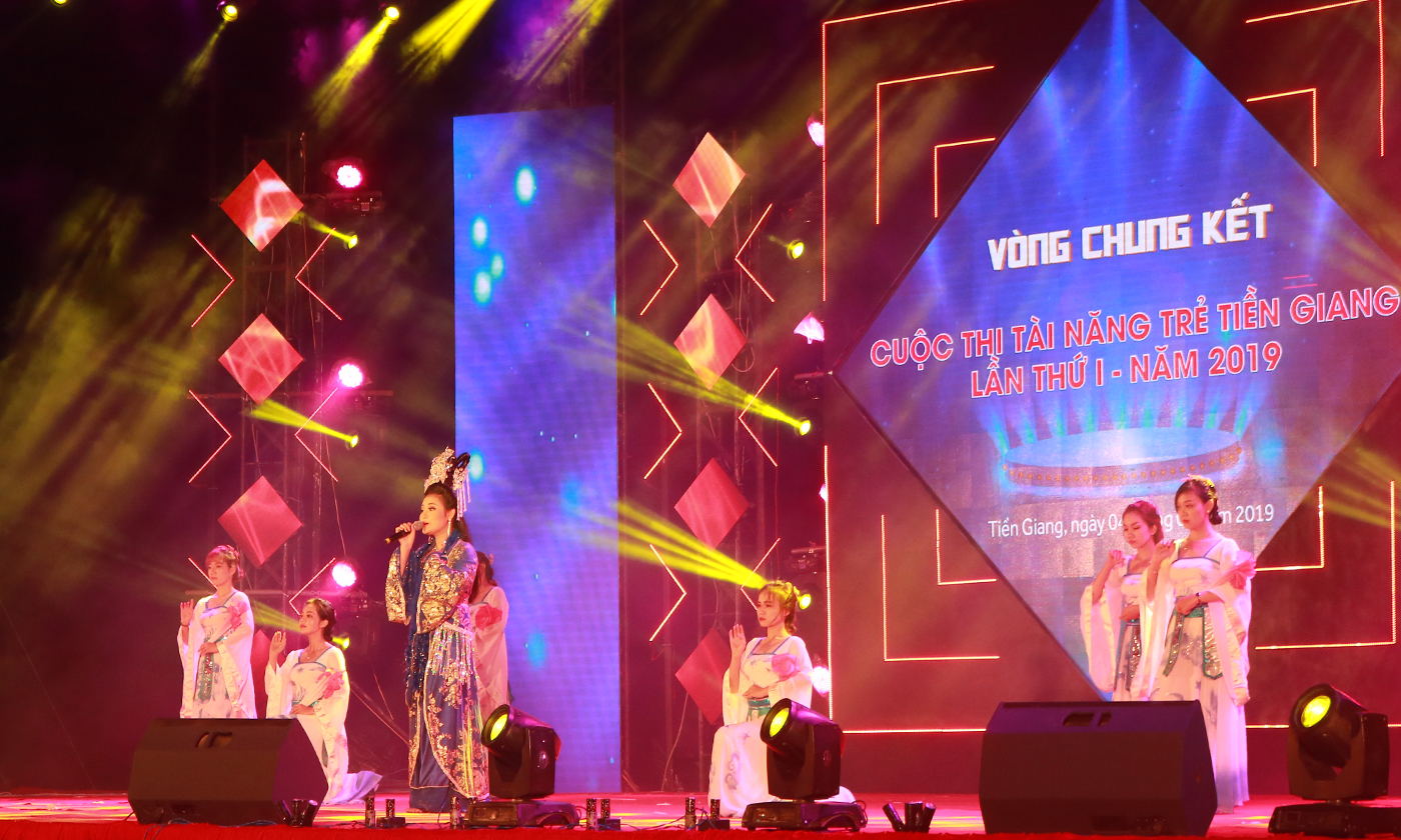 Thí sinh Nguyễn Thị Mỹ Duyên biểu diễn trích đoạn cải lương 