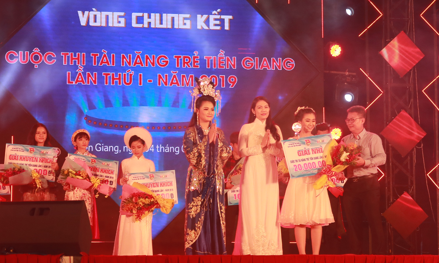 Chị Nguyễn Thị Uyên Trang, Bí thư Tỉnh đoàn trao giải Nhì cho thí sinh Trần Dương Tú Phương.