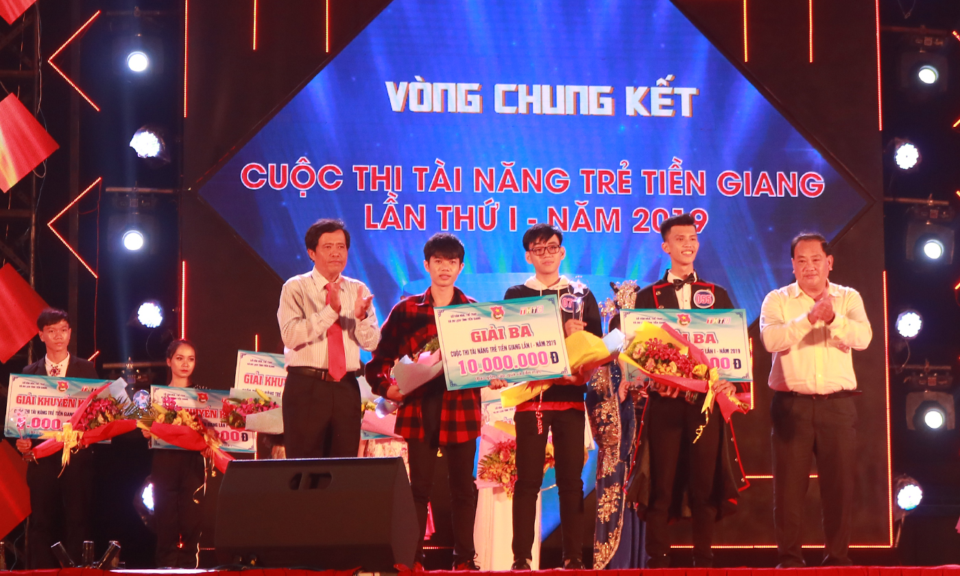 Đồng chí Nguyễn Đức Đảm, Giám đốc Sở Văn hóa - Thể thao và Du lịch và Giám đốc Đài PTTH Tiền Giang Nguyễn Sỹ Hùng trao giải Ba cho cặp thí sinh Nguyễn Tấn Thanh, Nguyến Tấn Đạt.