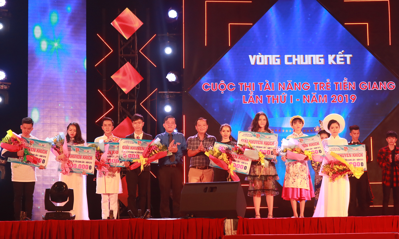 Anh Ngô Huỳnh Quang Thái trao giải khuyến khích cho các thí sinh.