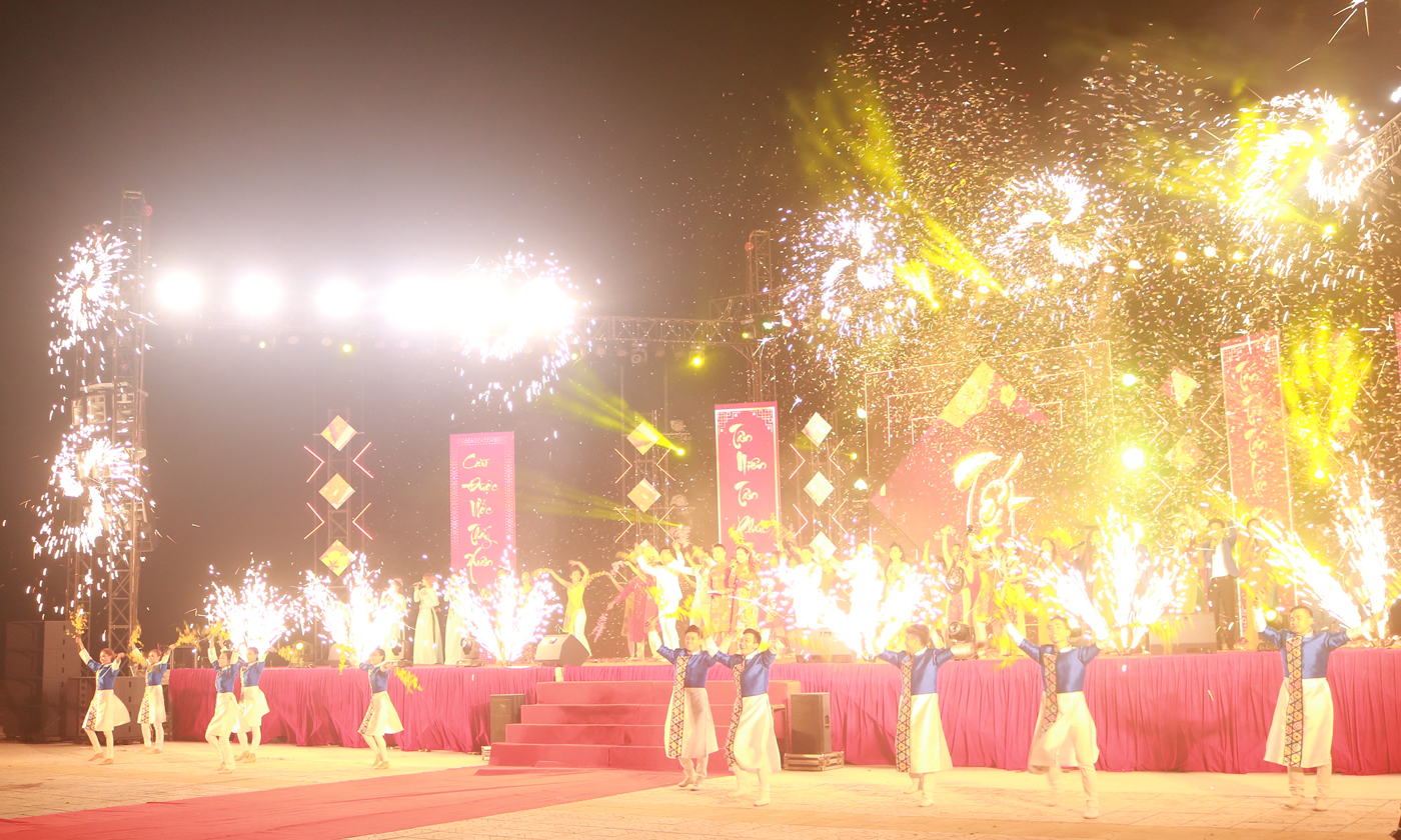 Chương trình được dàn dựng hoành tráng với các tiết mục biểu diễn của các nghệ sĩ trong và ngoài tỉnh.