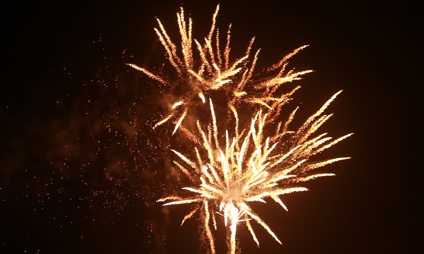 Chương trình bắn pháo hoa đẹp mắt kéo dài 15 phút.