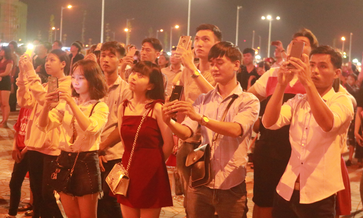 Hàng ngàn người theo dõi bắn pháo hoa tại Quảng trường Trung tâm tỉnh.