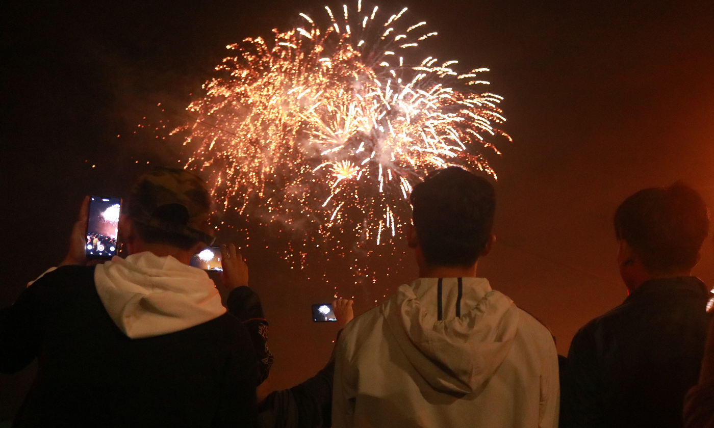 Nhiều người dân sử dụng smartphone để chia sẻ cảnh bắn pháo hoa lên mạng xã hội.