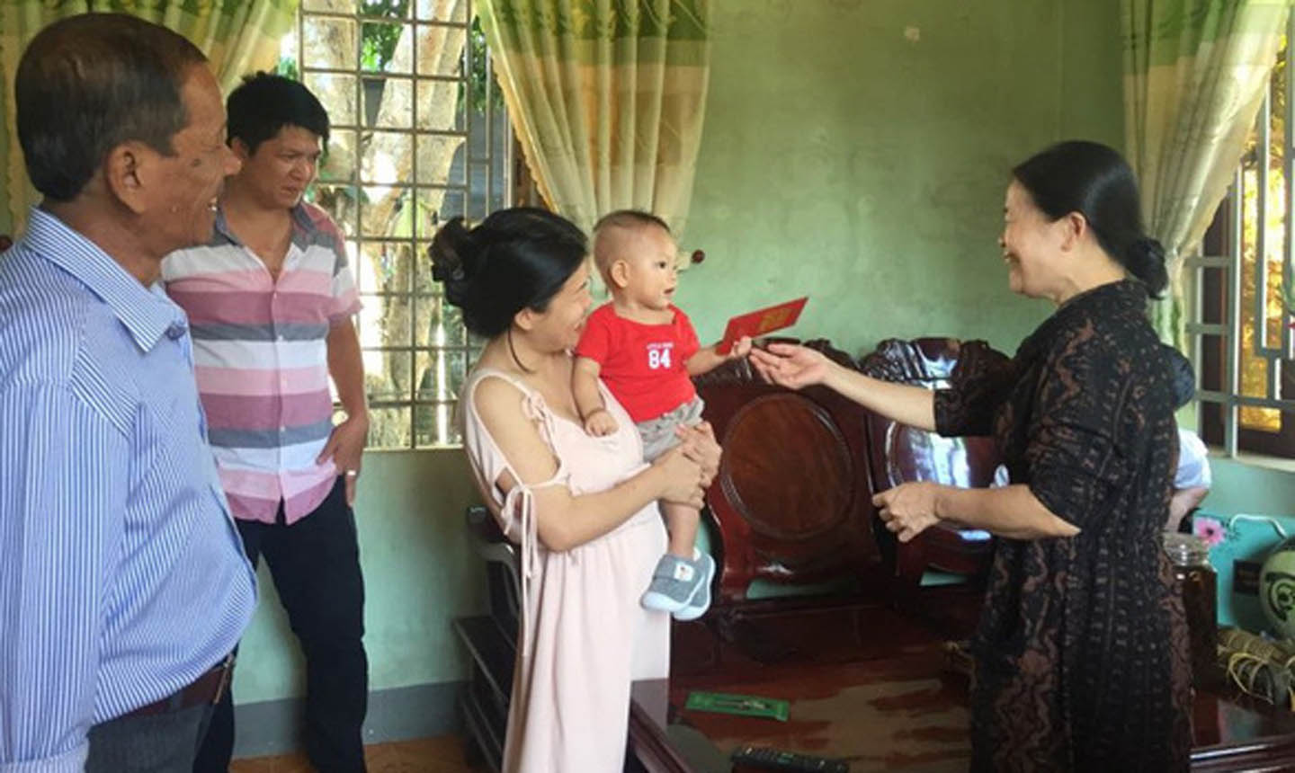 Tiền lì xì mang tính tượng trưng cho sự may mắn và tài lộc - Ảnh: D.N.