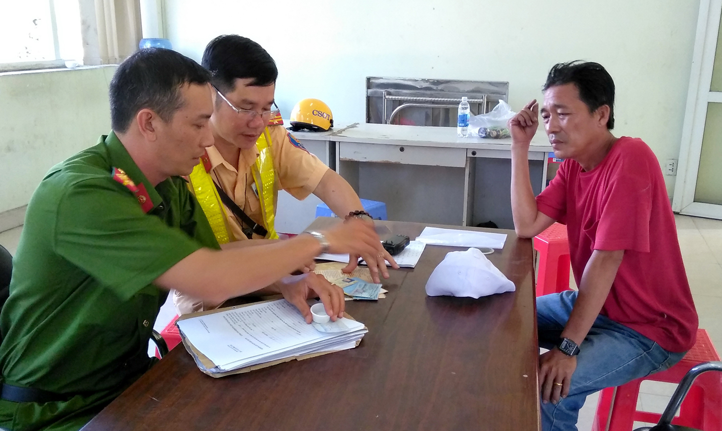 Ảnh: Các tài xế được cơ quan chức năng tiến hành text nhanh ma tuý nhưng có trường hợp nào được phát hiện dương tính với chất ma túy, chất kích thích.