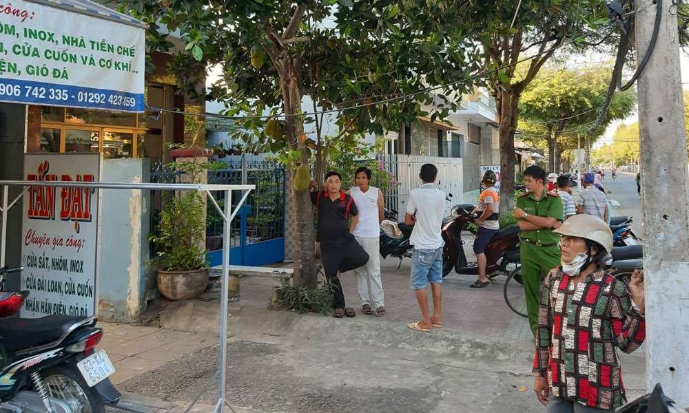 Hiện trường vụ 1 thanh niên bị chém trọng thương.