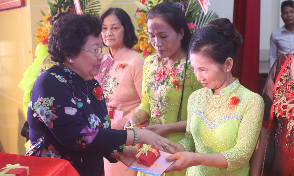 Tuyên dương các cá nhân của công ty.