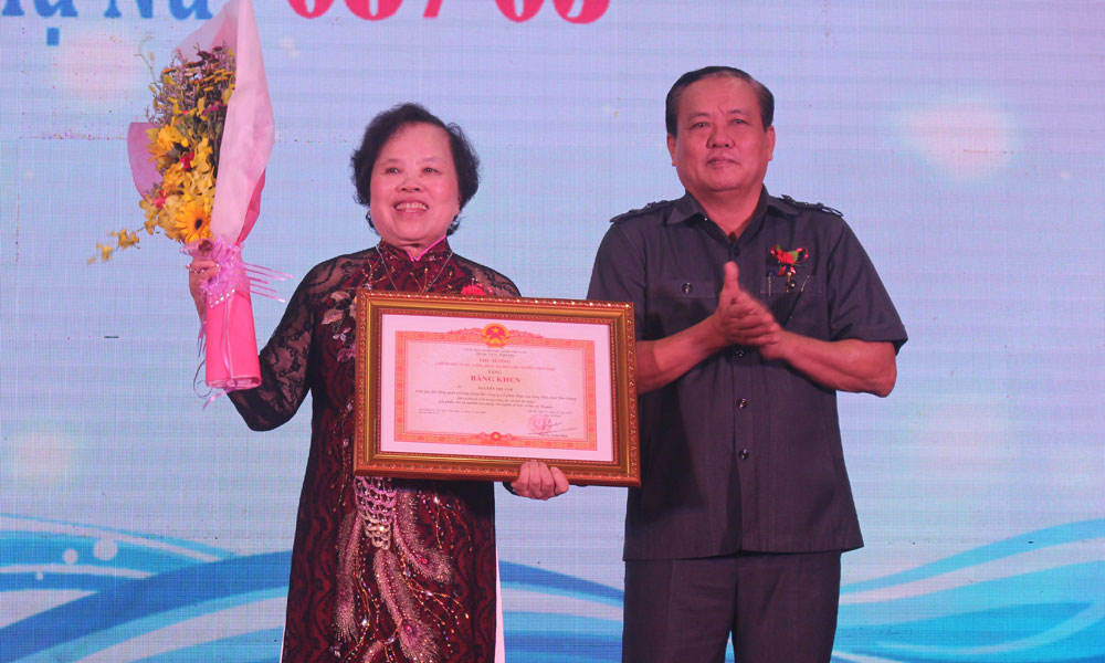 Bà Nguyễn Thị Ánh đón nhận Bằng khen của Thủ tướng Chính phủ.