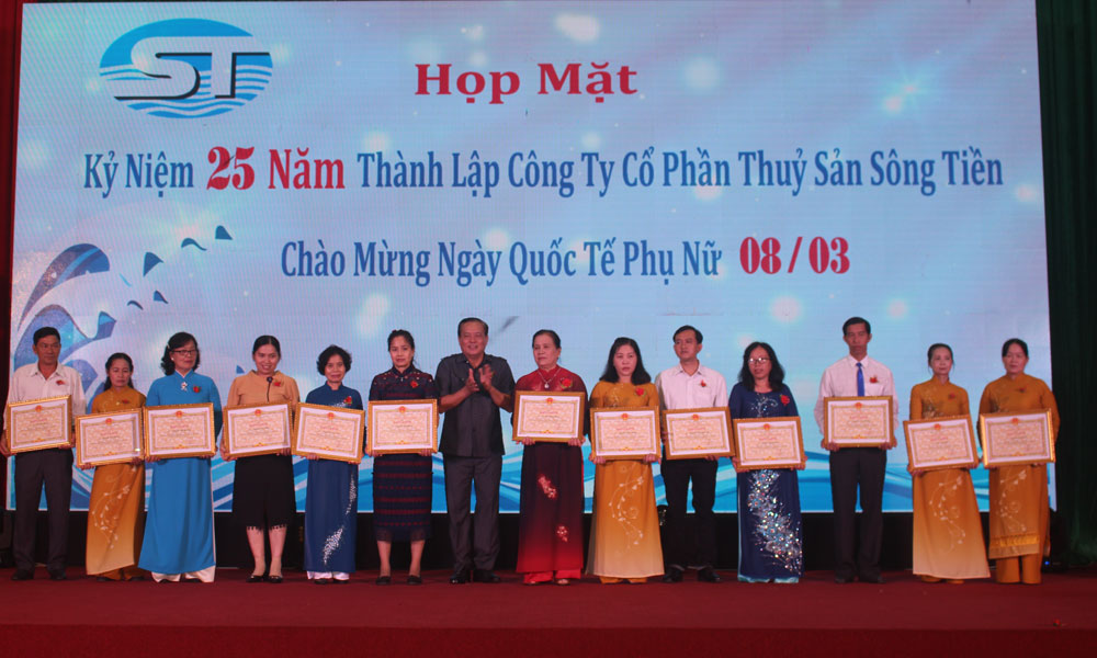 Tặng Bằng khen của UBND tỉnh cho 13 cá nhân.