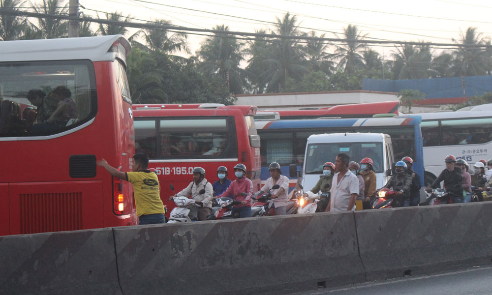 Nhân viên quán cơm tự ý điều tiết xe ra vào.