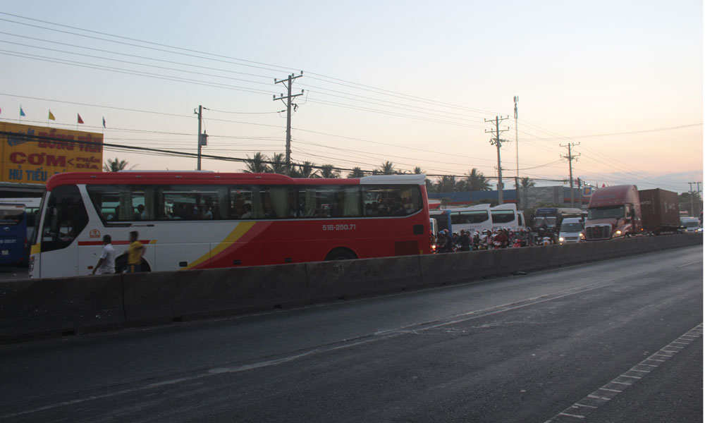 Chiếc xe nằm gần chắn hết đường.