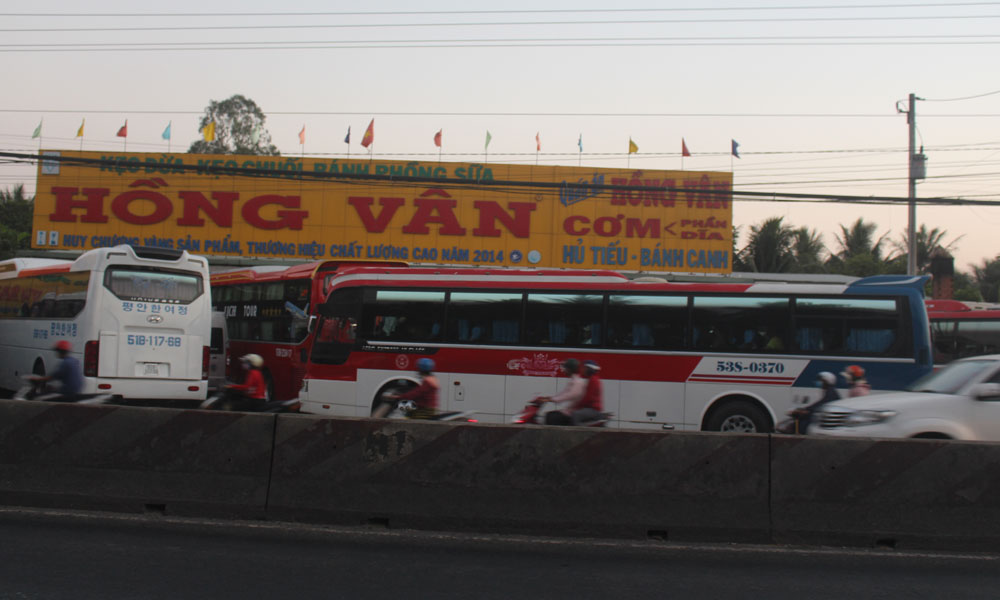 Nhiều xe ra vào quán cơm gây cản trở giao thông.