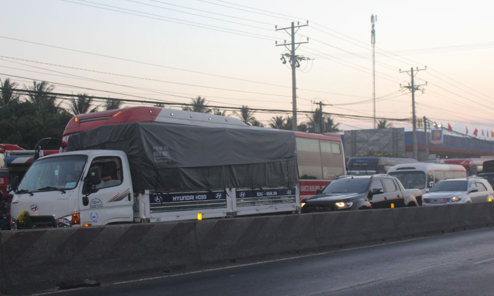 Nhiều xe nằm chờ để được qua khu vực quán cơm Hồng Vân.