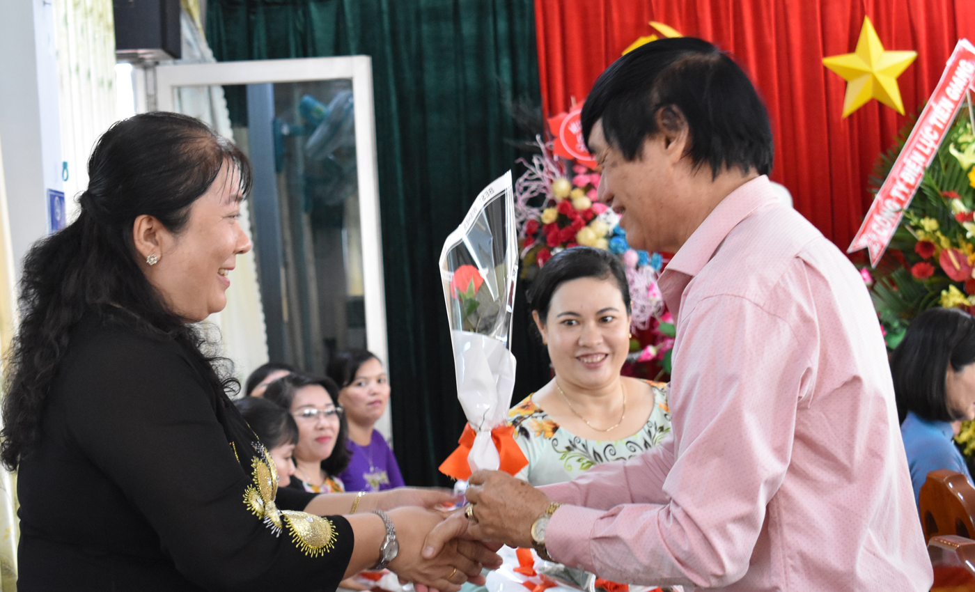 Tặng hoa chúc mừng các nữ doanh nhân