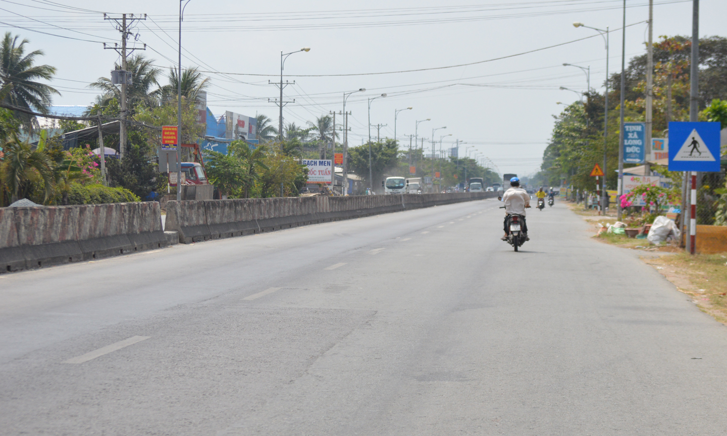 Trên tuyến QL 1A vào khoảng 12 giờ 30 vắng bóng xe máy.