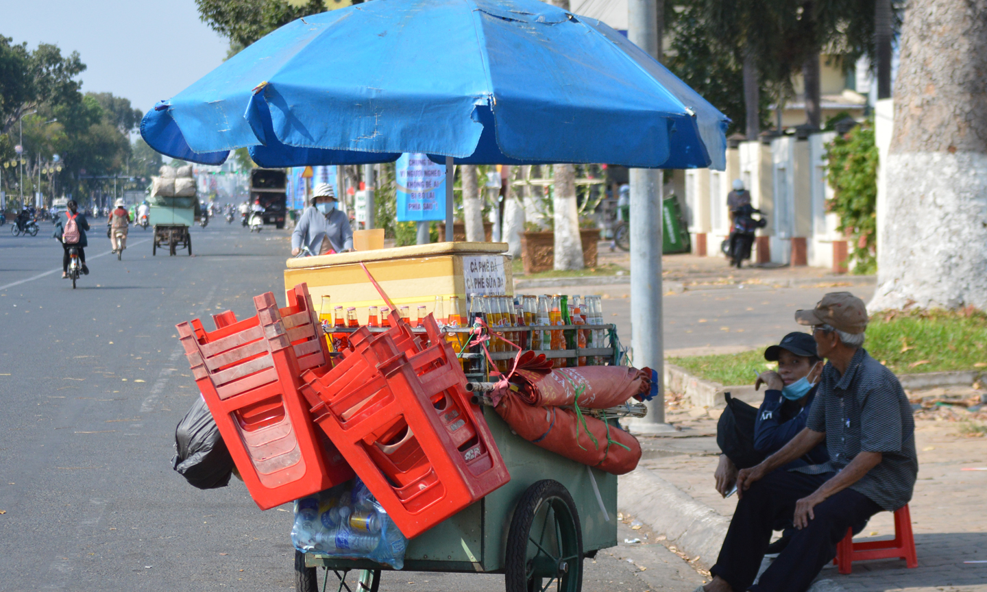 Dù đã 15 giờ 30 chiều nhưng 2 ông bà vẫn còn ngồi nghỉ vì cái nắng quá gắt.