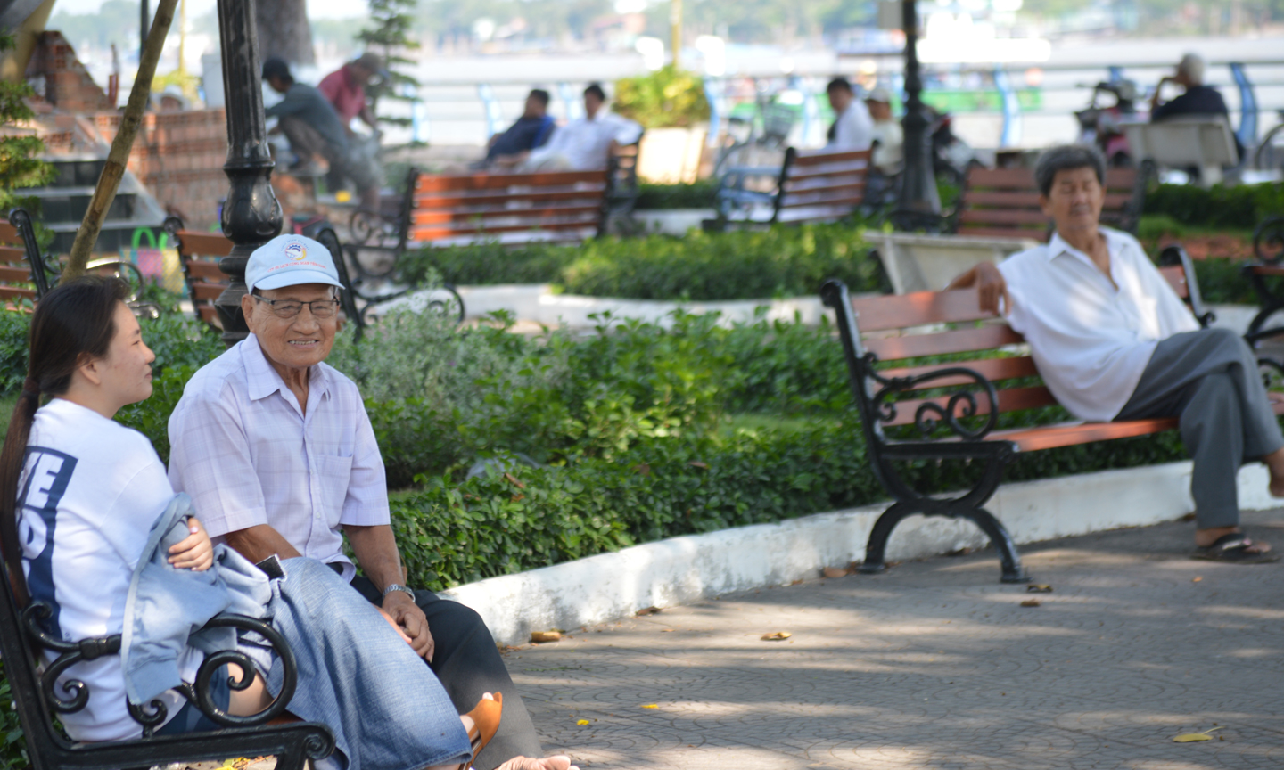 Vườn hoa lạc hồng là điểm lưu trú mọi người vào buổi chiều oi ả.