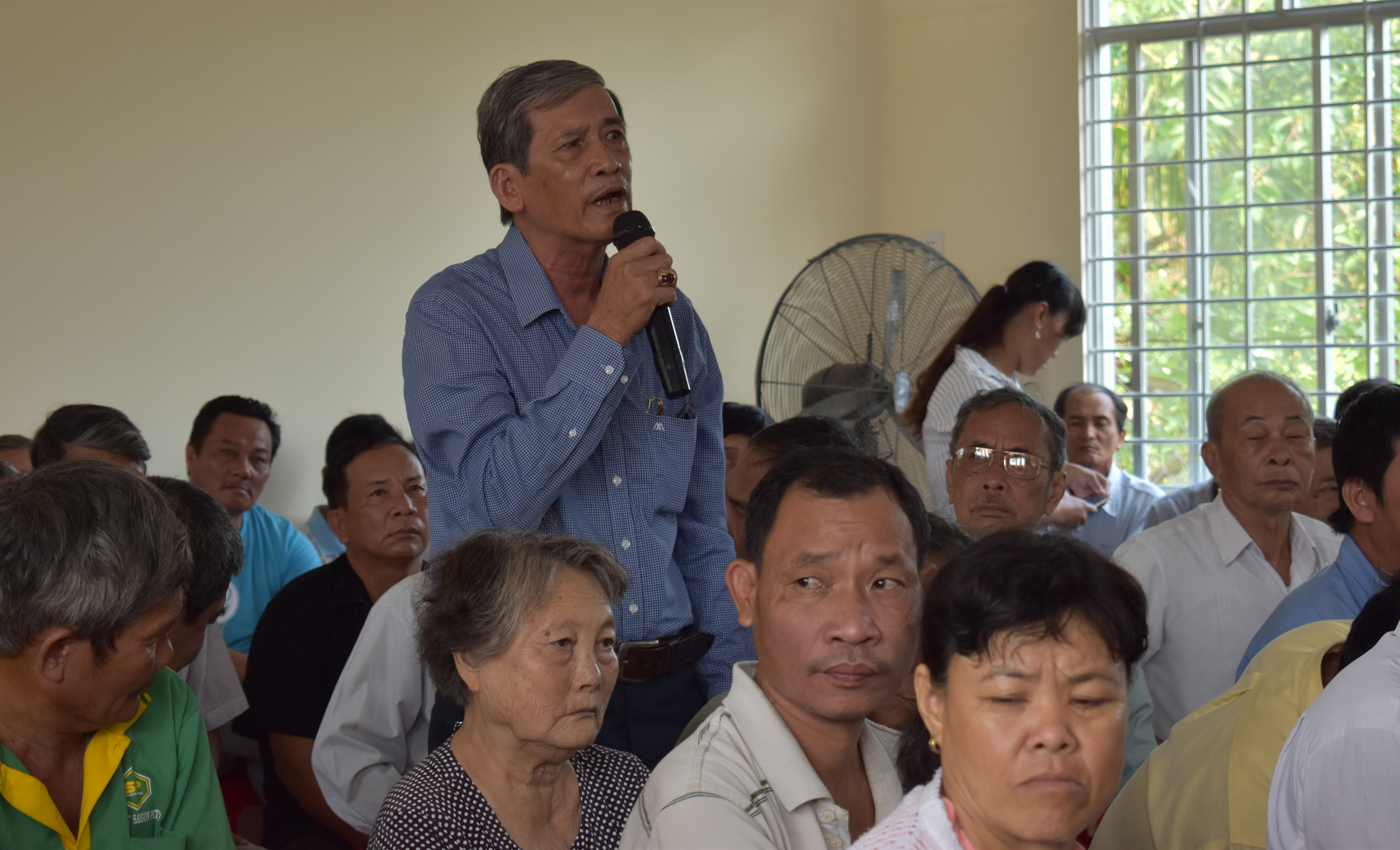 Người dân xã Long Vĩnh phát biểu ý kiến