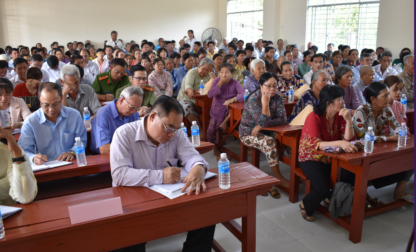 Đông đảo người dân tham dự