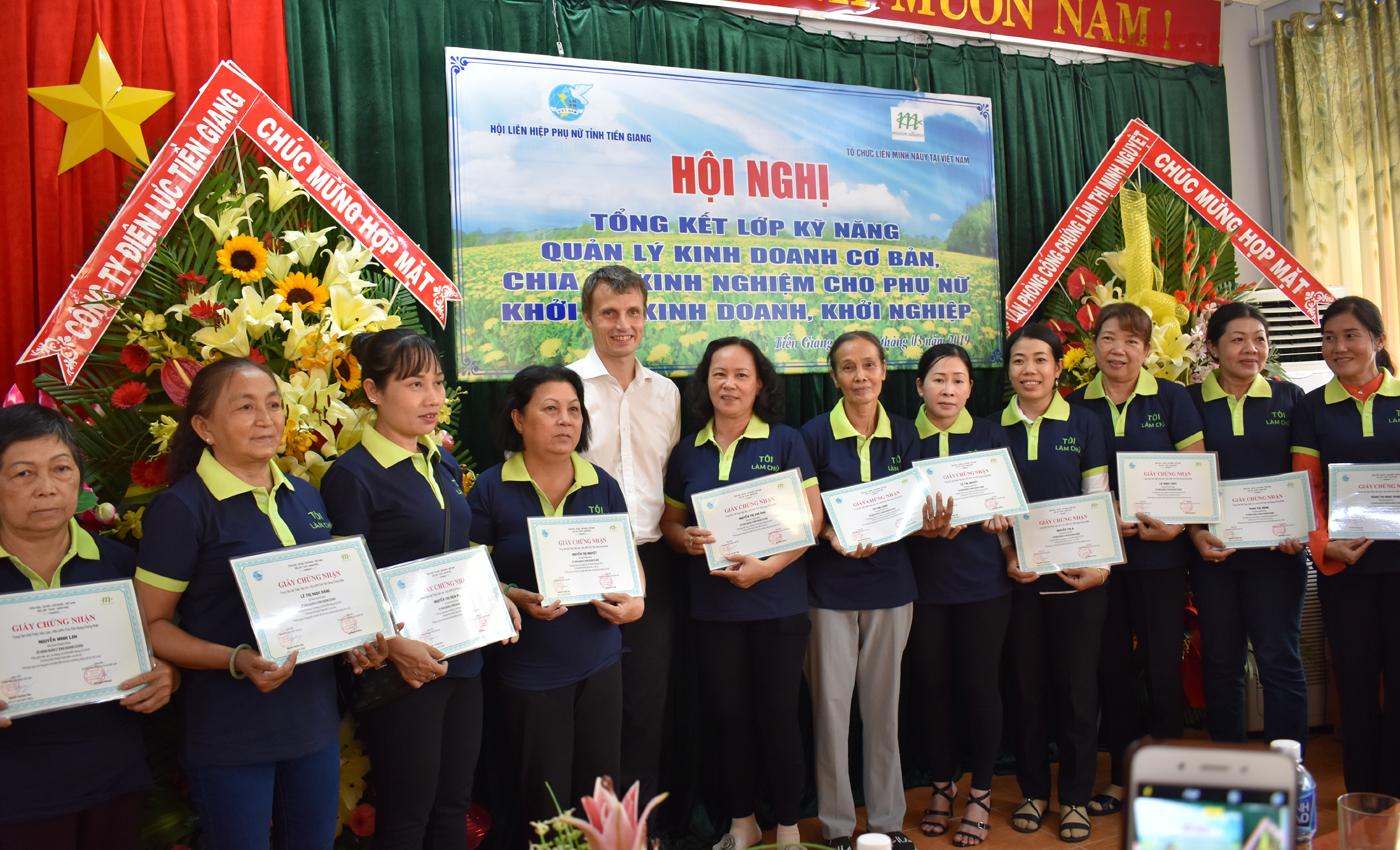 Đại diện Tổ chức Liên minh Nauy trao giấy chứng nhận cho các học viên