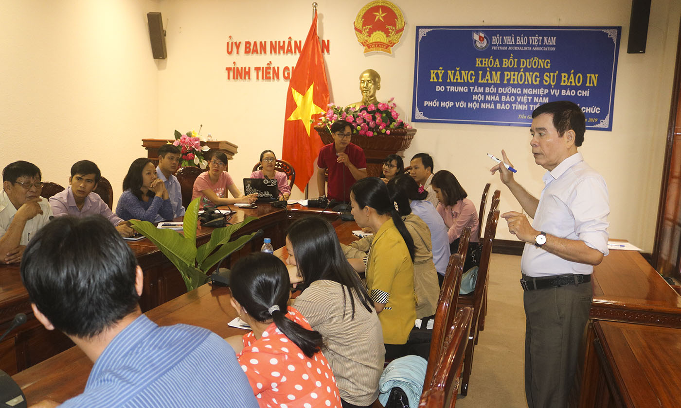 Khóa bồi dưỡng do nhà báo Ngọc Trân (đứng) hướng dẫn.