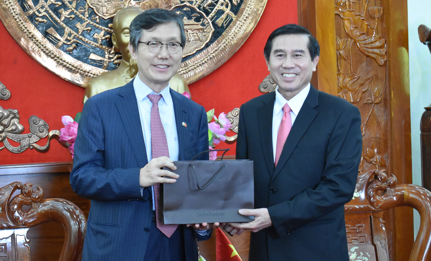 Chủ tịch UBND tỉnh Lê Văn Hưởng nhận quà lưu niệm từ Tổng lãnh sự Hàn Quốc
