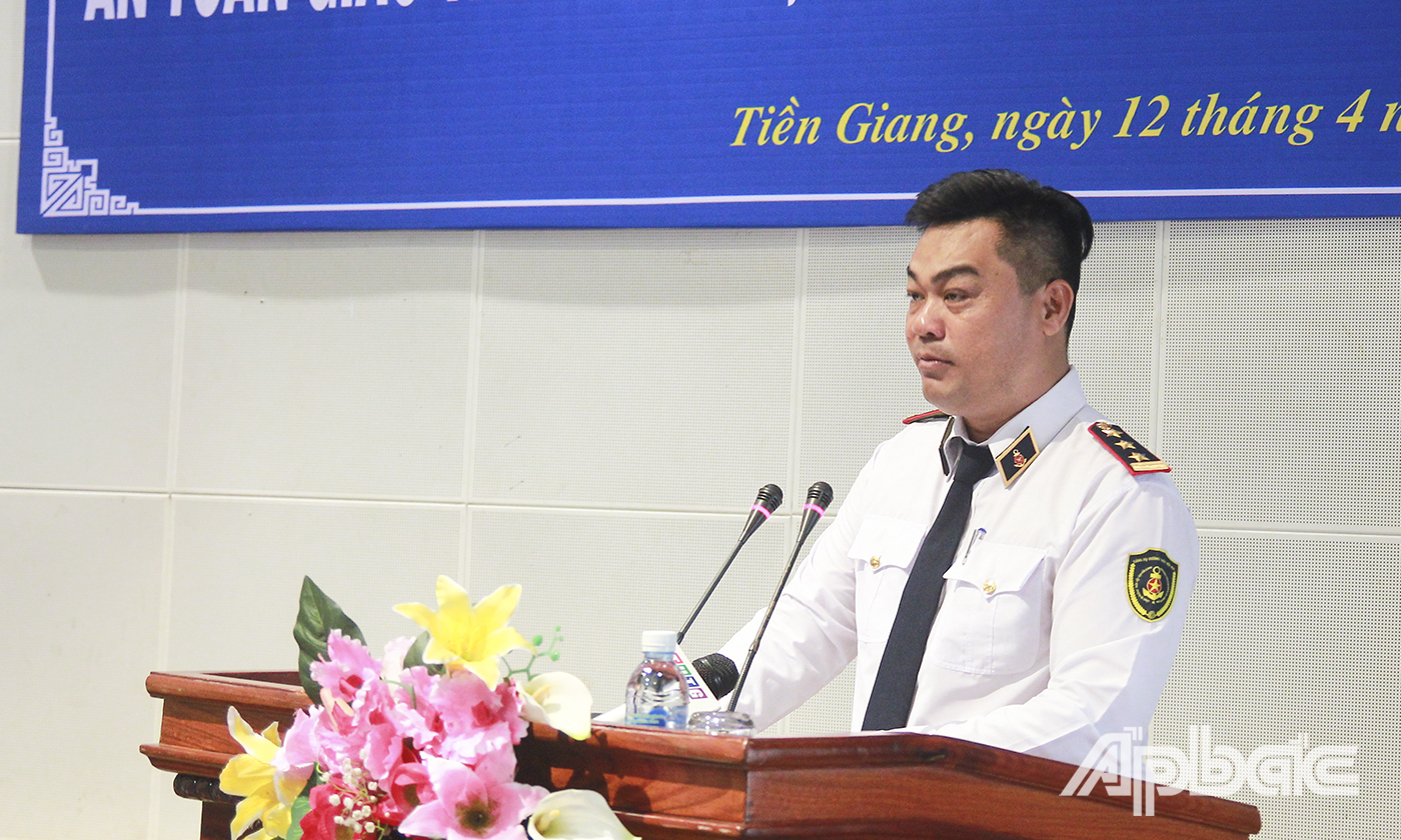 Phó Giám đốc Cảng vụ Nguyễn Văn Vinh báo cáo công tác quản lý cảng, bến thủy nội địa năm 2018 và Quý I-2019.