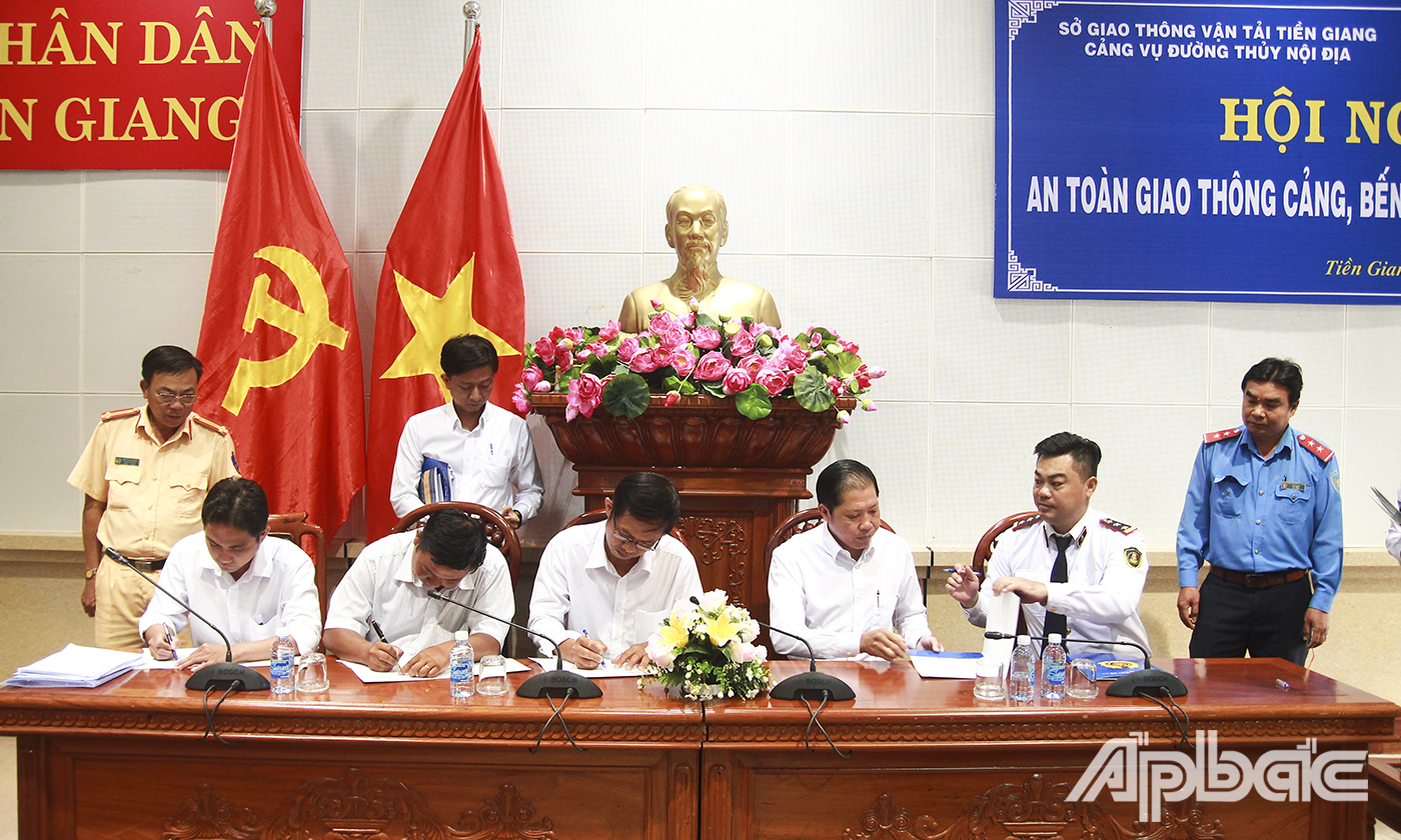 Cảng vụ cùng với các chủ cảng, bến ký cam kết an toàn giao thông.