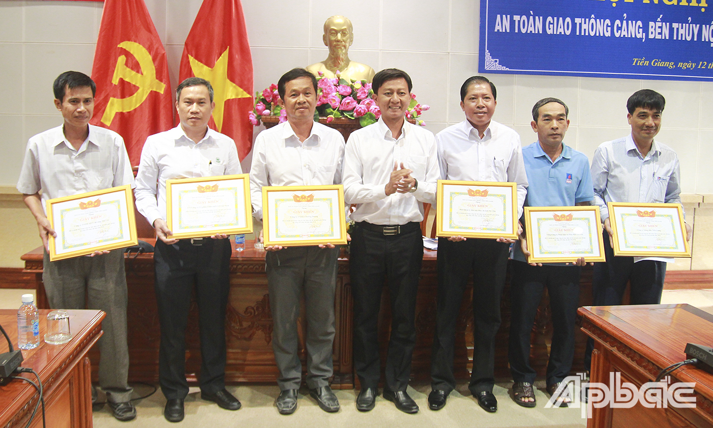 Phó giám đốc Sở Giao thông Vận tải Tiền Giang Phan Vĩnh Thanh trao giấy khen cho các tập thể.