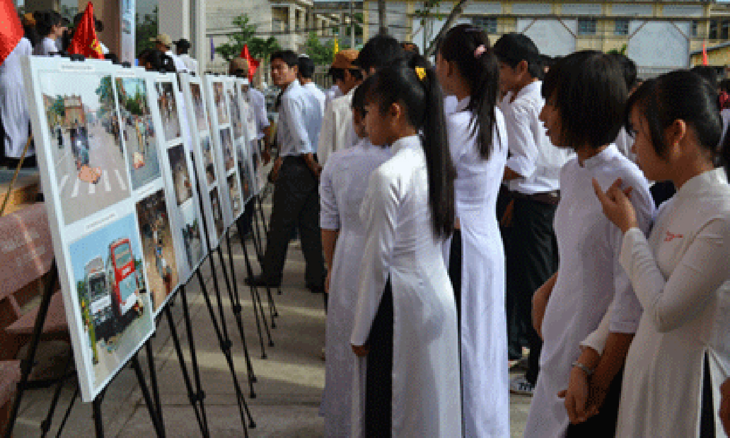 Tuyên truyền ATGT qua trưng bày hình ảnh về TNGT.